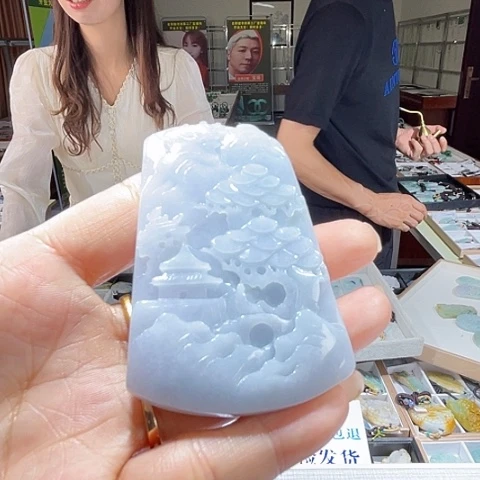 翡翠未镶嵌颈饰一个