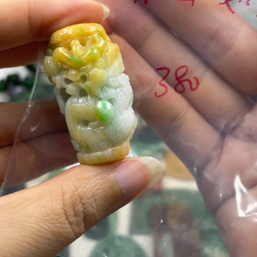 紫***烟翡翠未镶嵌颈饰牌子