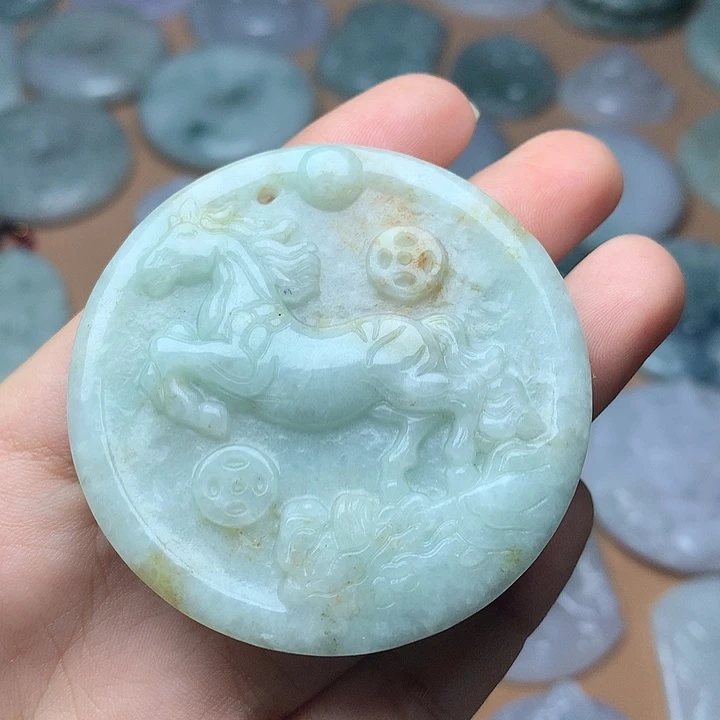 翡翠未镶嵌颈饰马牌