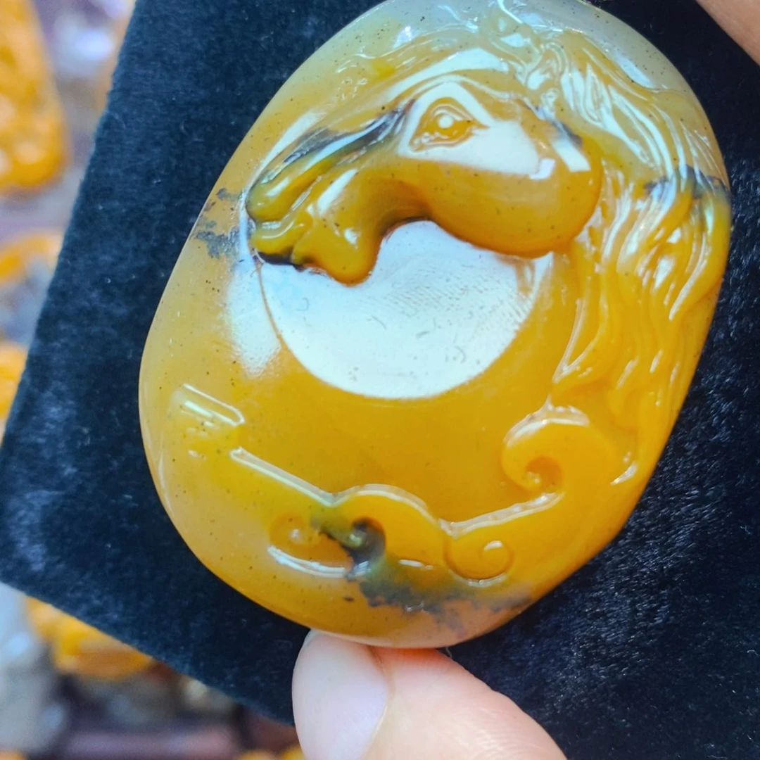 未镶嵌石英质玉（黄龙玉）颈饰