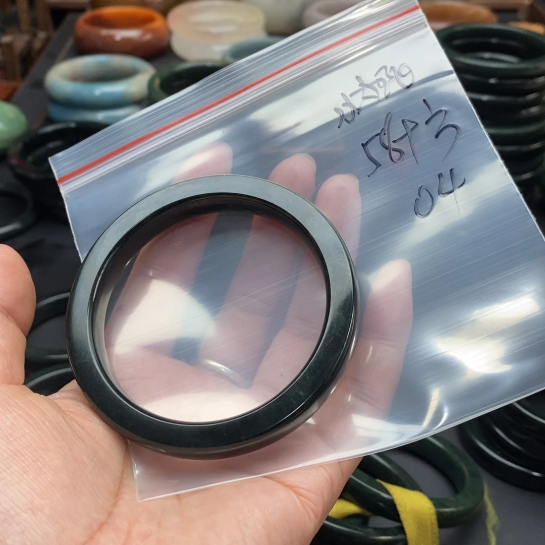 和田玉手镯未镶嵌小***?