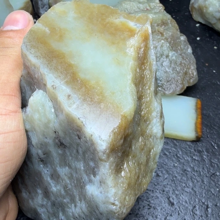 和田玉（糖玉）未镶嵌珠宝奇石