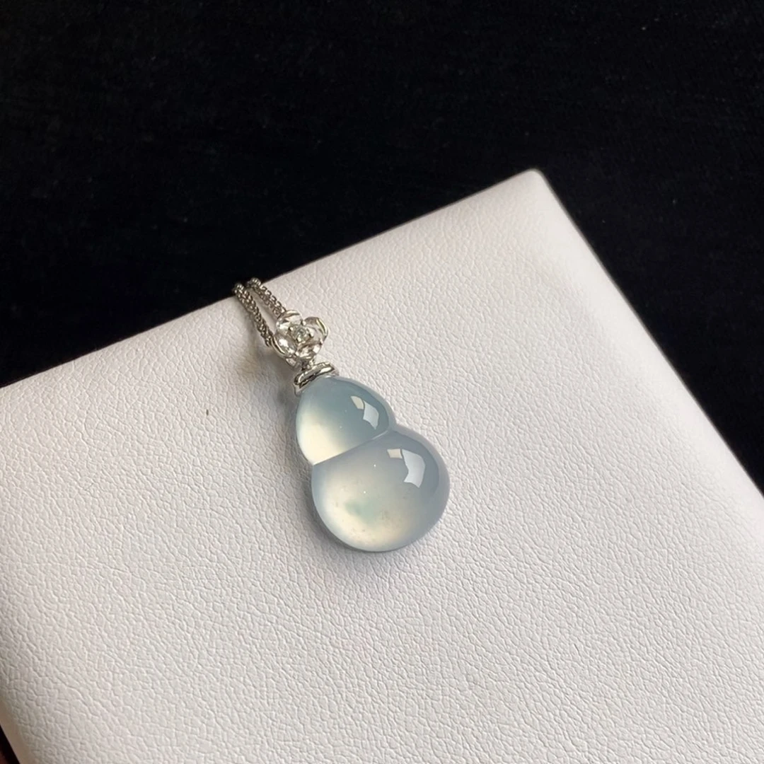 翡翠18K金镶嵌颈饰葫芦吊坠