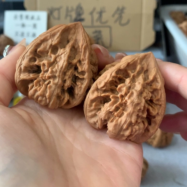 你***泥吊坠文玩核桃异形单只，有瑕疵