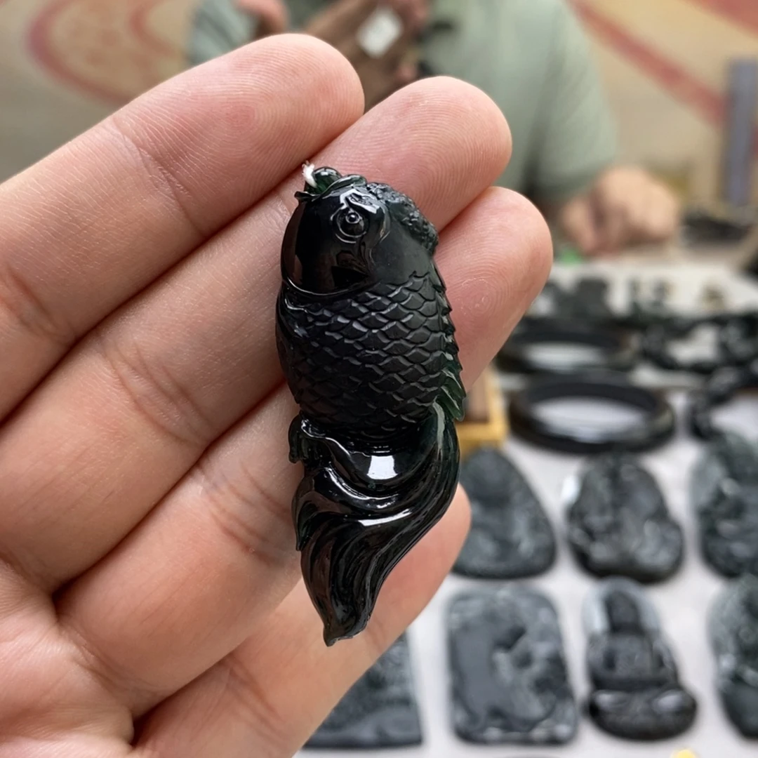 翡翠未镶嵌颈饰鱼