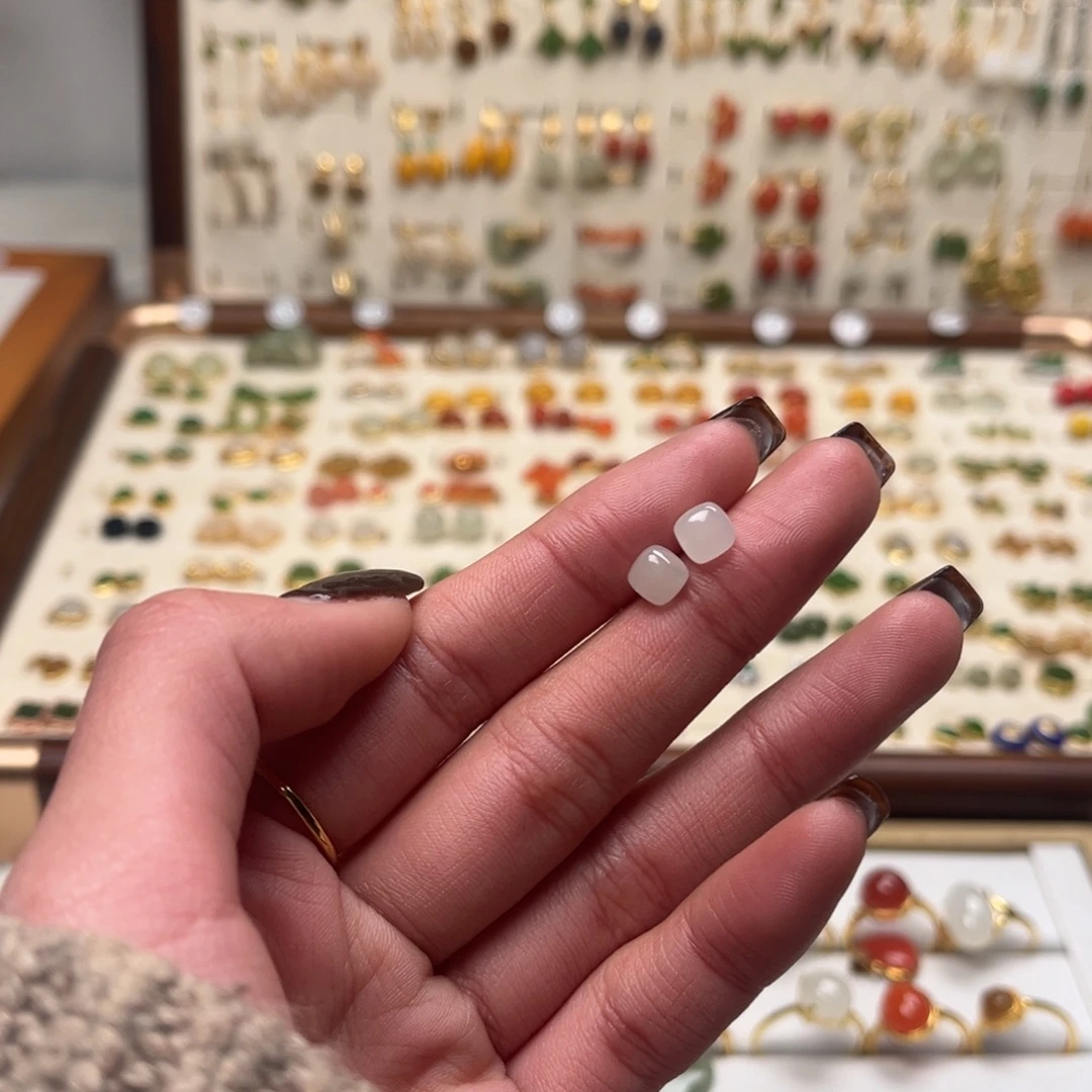 和田玉未镶嵌耳饰