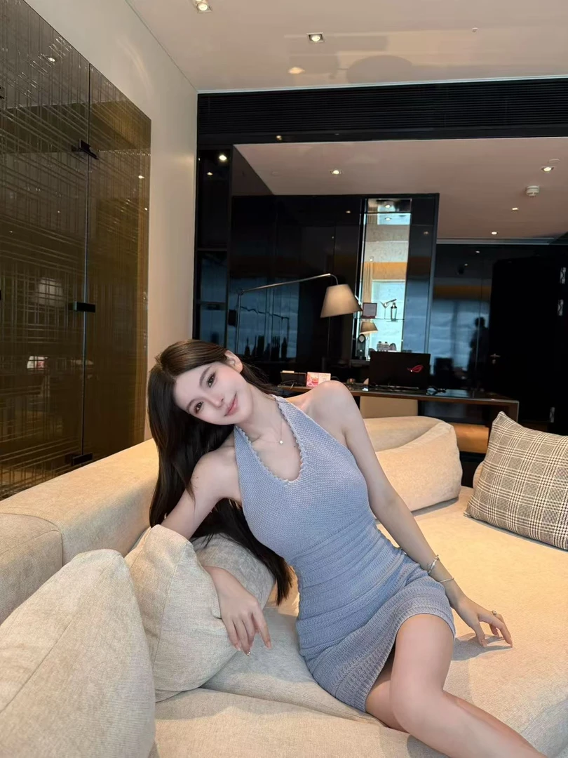 法式小香风显白连衣裙纯欲风挂脖V领露背针织无袖包臀裙女夏季