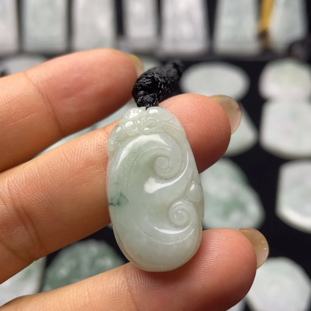 翡翠未镶嵌颈饰如意