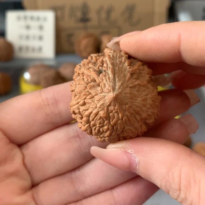 鸿***吊坠文玩核桃异形单只，有瑕疵