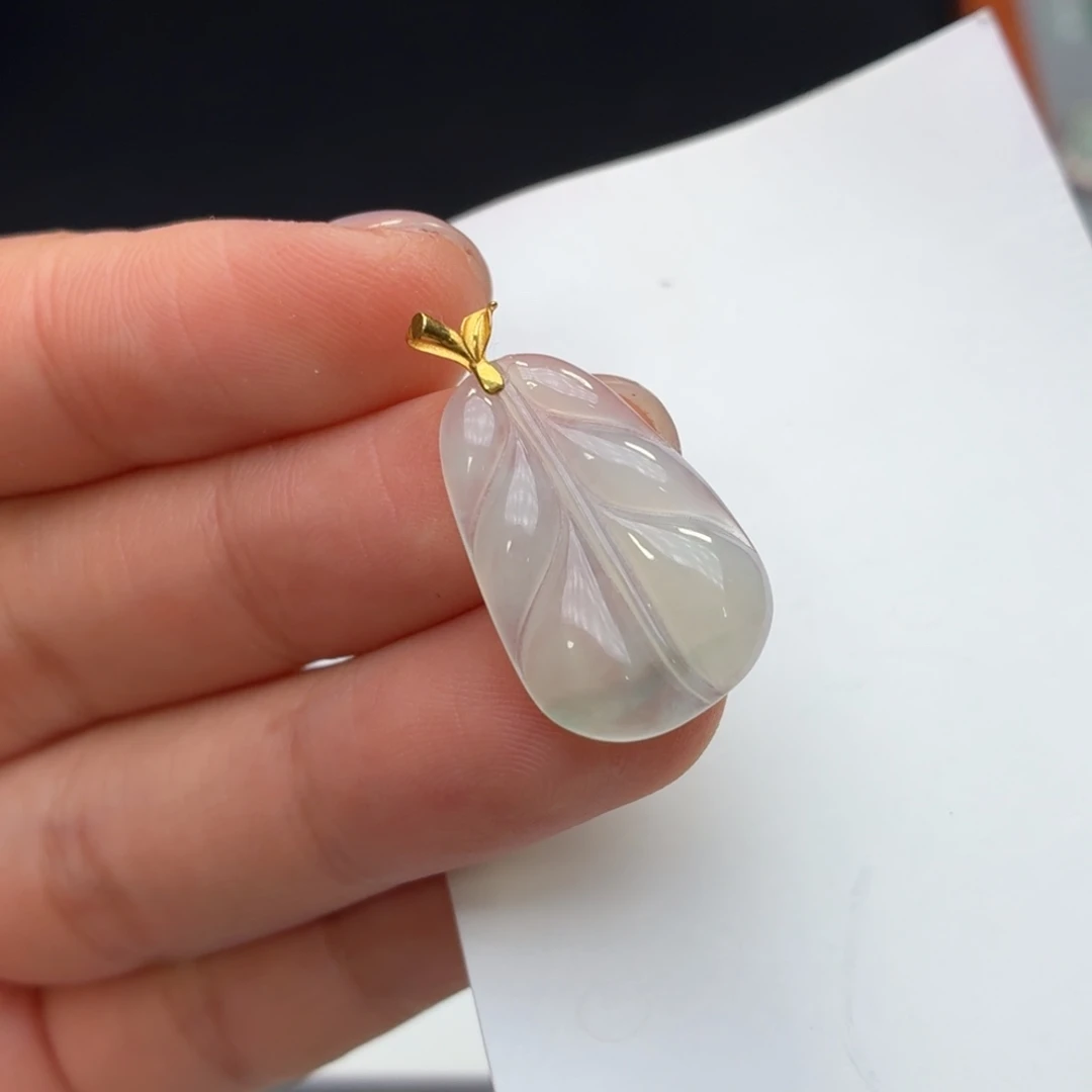 翡翠18K金镶嵌颈饰一刀切叶子