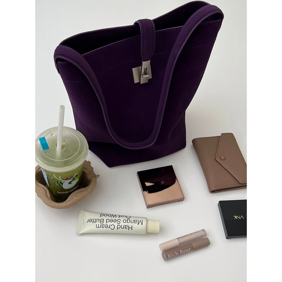 韩国西西里 设计师款2025磨砂麂皮锁扣水桶包女大容量上班通勤