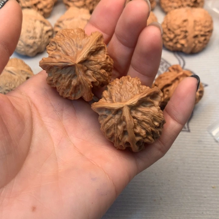 L***n文玩核桃把件三棱