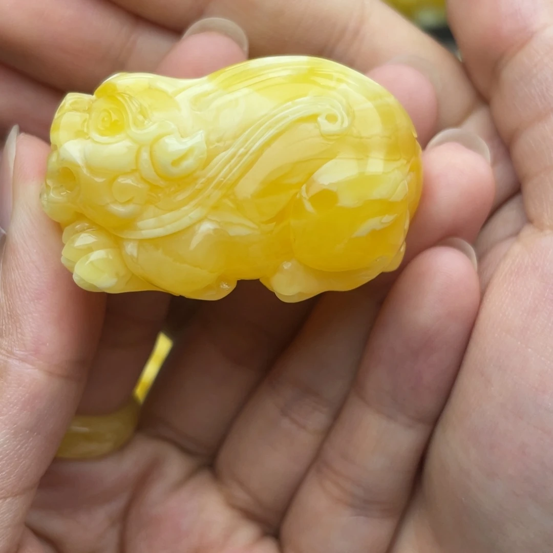 琥珀未镶嵌颈饰貔貅