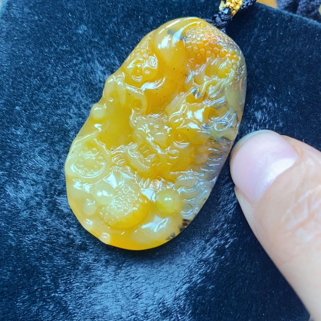 未镶嵌石英质玉（黄龙玉）颈饰