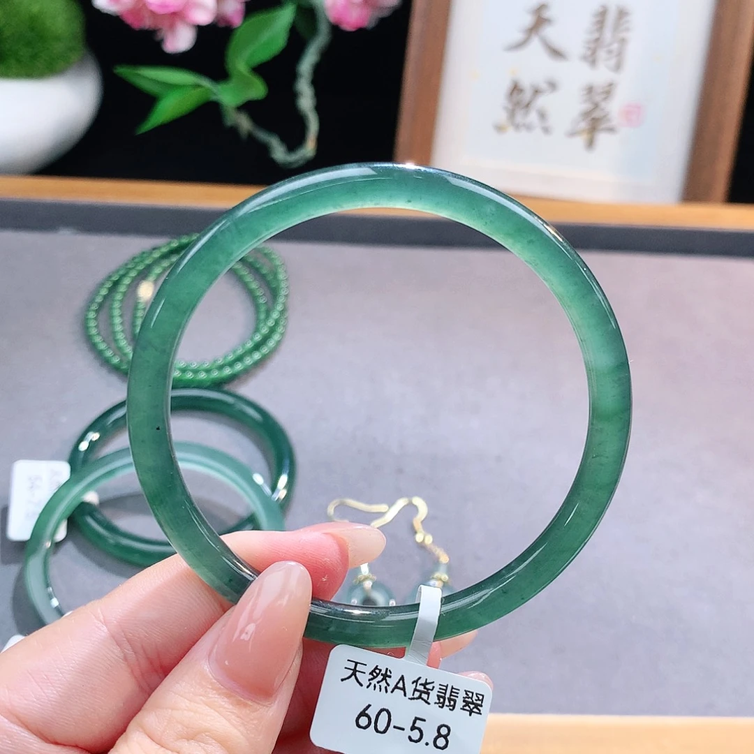 未镶嵌手镯（圆镯）翡翠