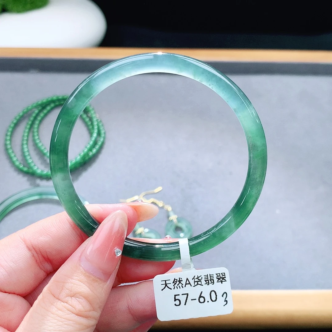 未镶嵌手镯（圆镯）翡翠