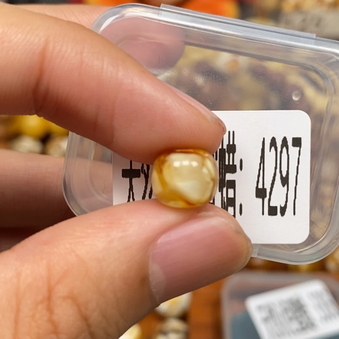 蜜蜡未镶嵌珠宝奇石4297