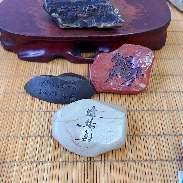 幸***萍原石雕刻工艺品手把摆件