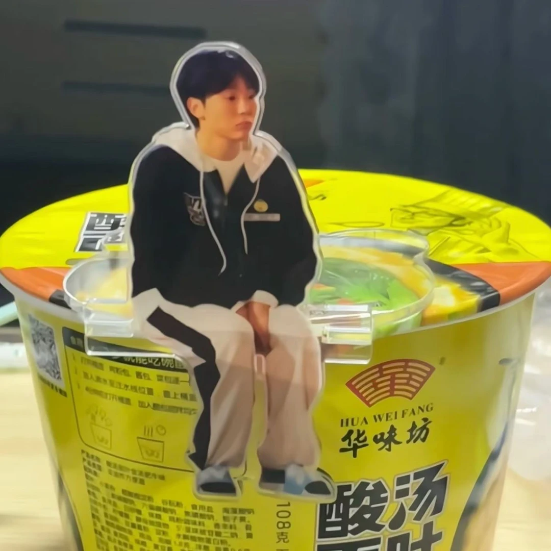 创意爆款亚克力seventeen明星周边夫胜宽坐姿立牌台面摆件