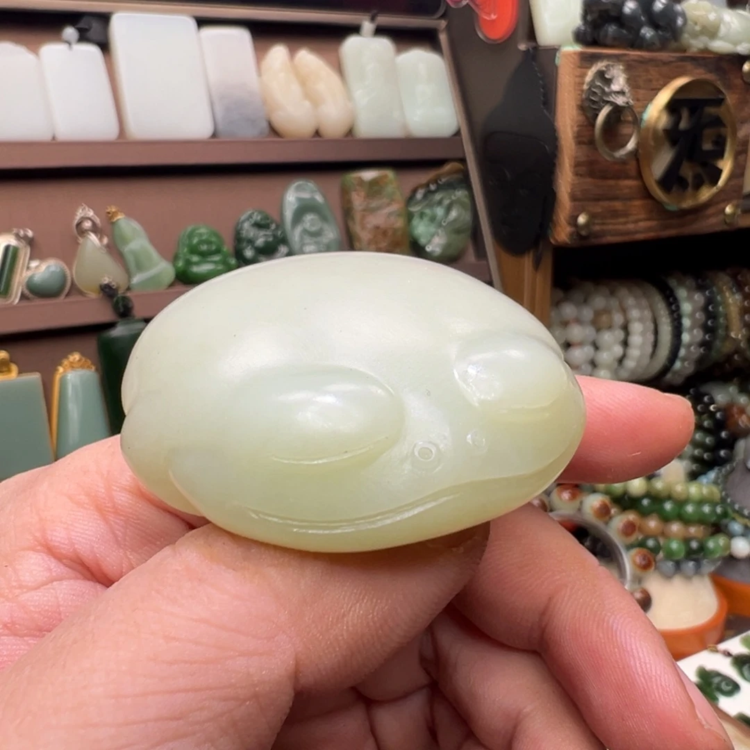 和田玉未镶嵌把件新疆淡翠约20mm厚镯芯料蛙饼三脚金蟾88g