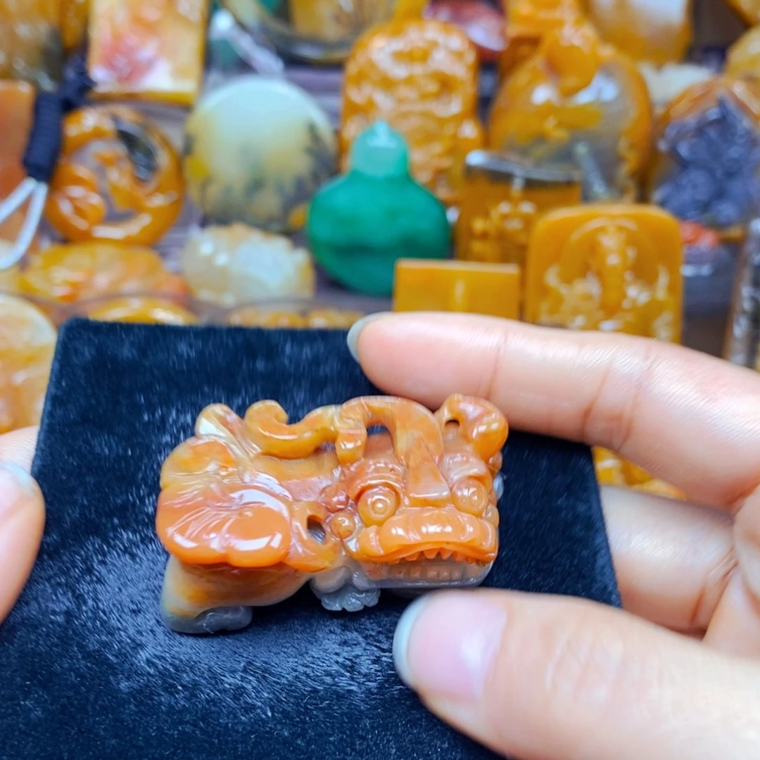 未镶嵌石英质玉（黄龙玉）颈饰