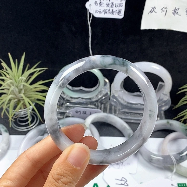 翡翠未镶嵌手镯53号。 59圈