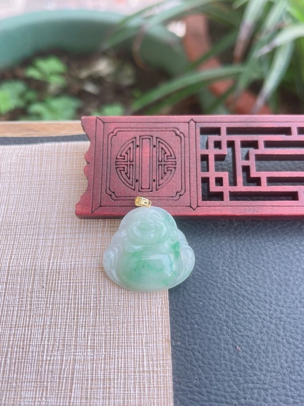 天然缅甸翡翠A货.冰润细腻清爽飘绿花佛公吊坠.尺寸26.4-28.3-5.4