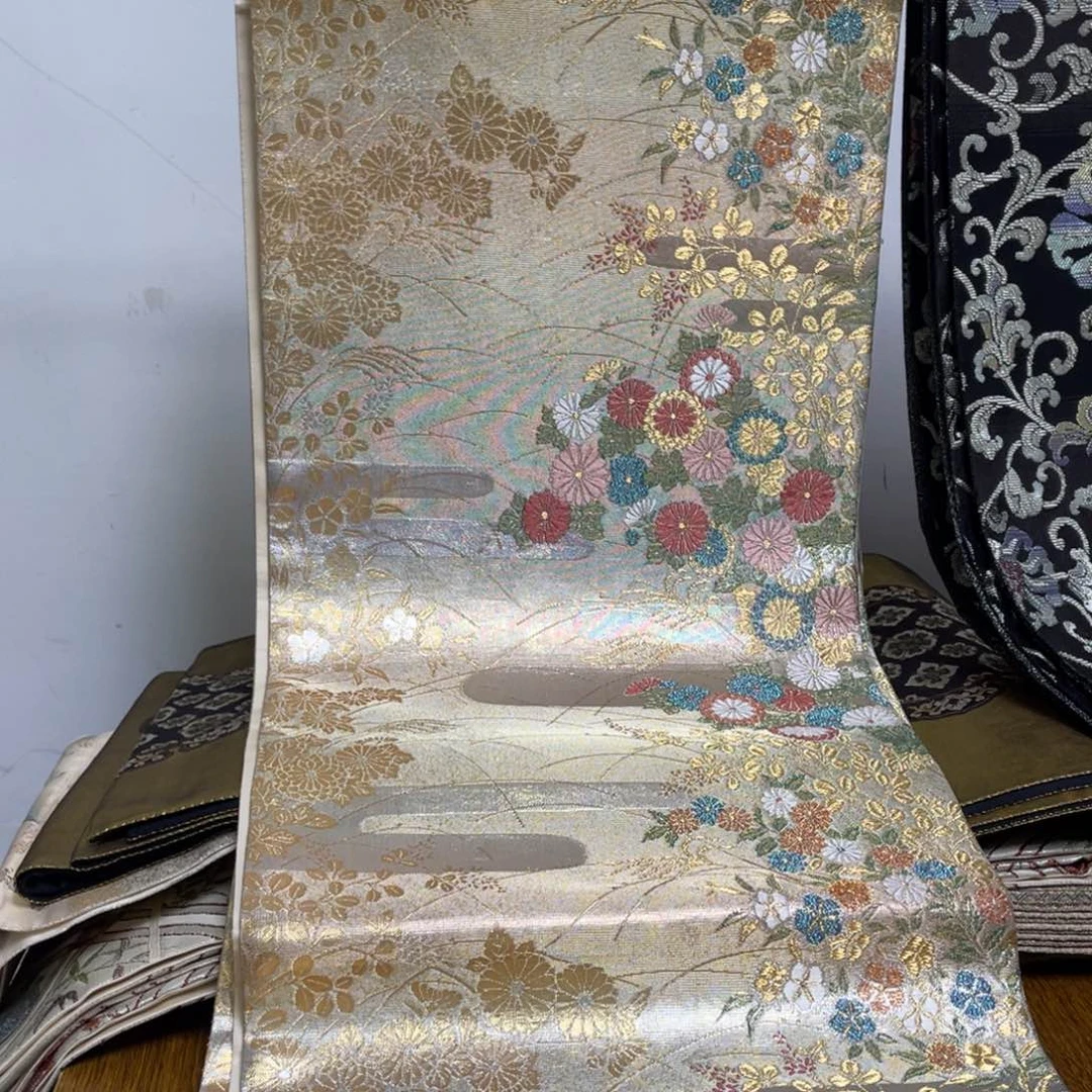 织绣织锦，织锦缎。织锦