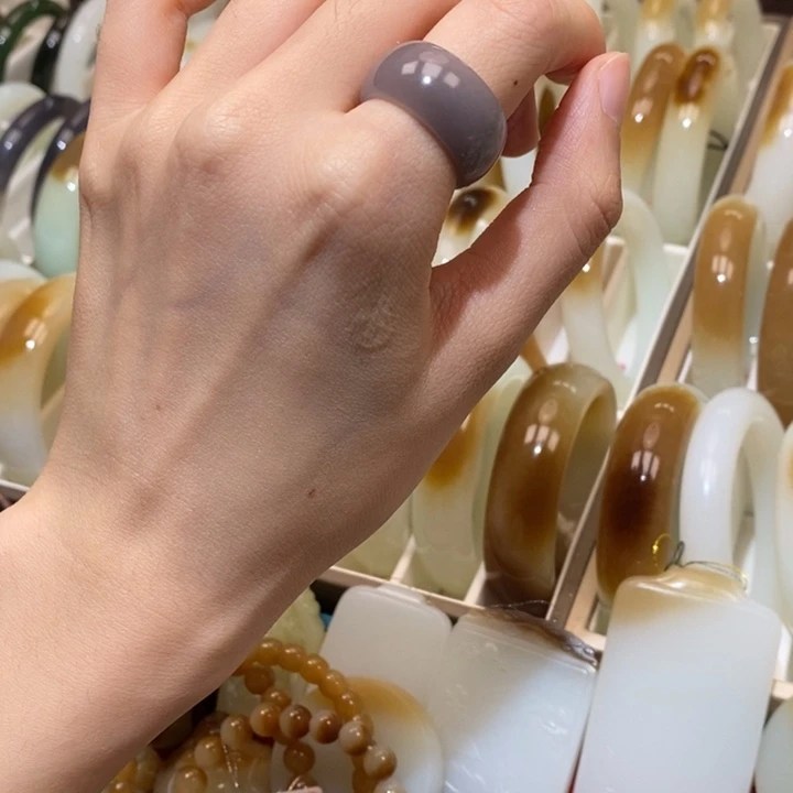 未镶嵌戒指和田玉