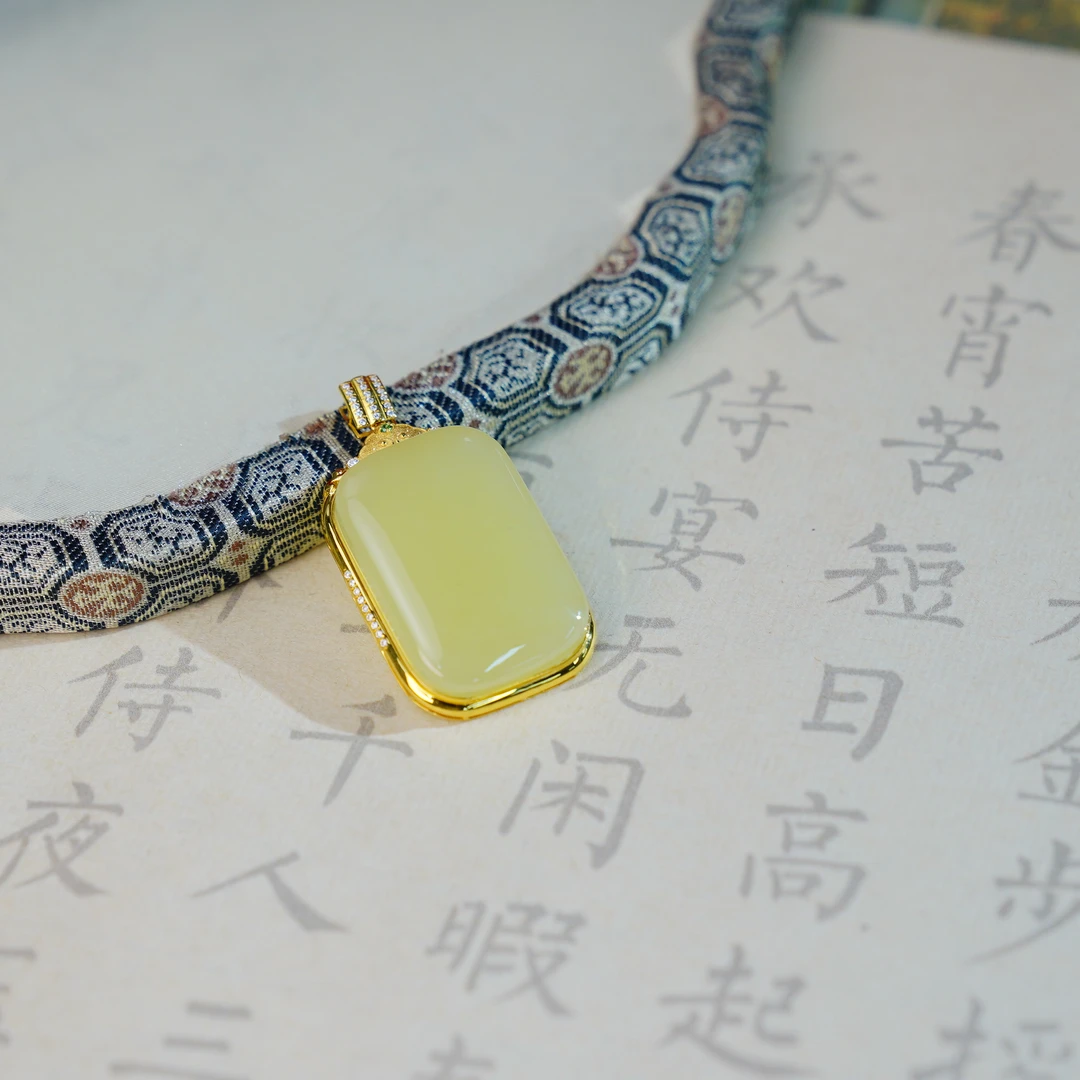 【睿泽赏宝】18k和田玉黄口无事牌吊坠 多样性 27*19*4mm KL0010057