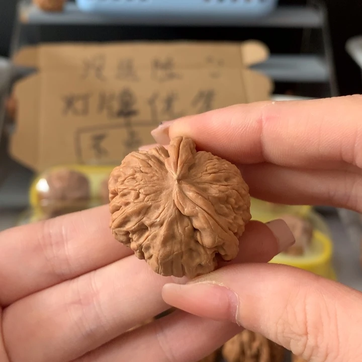 郭***店吊坠文玩核桃异形单只，有瑕疵