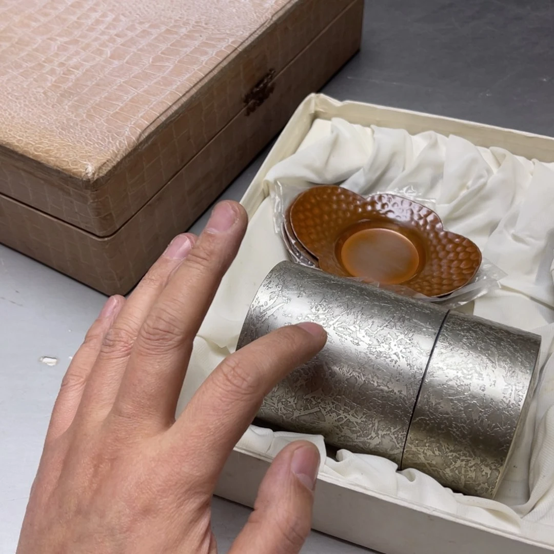 瓷片小***七密密麻麻地排列着一个