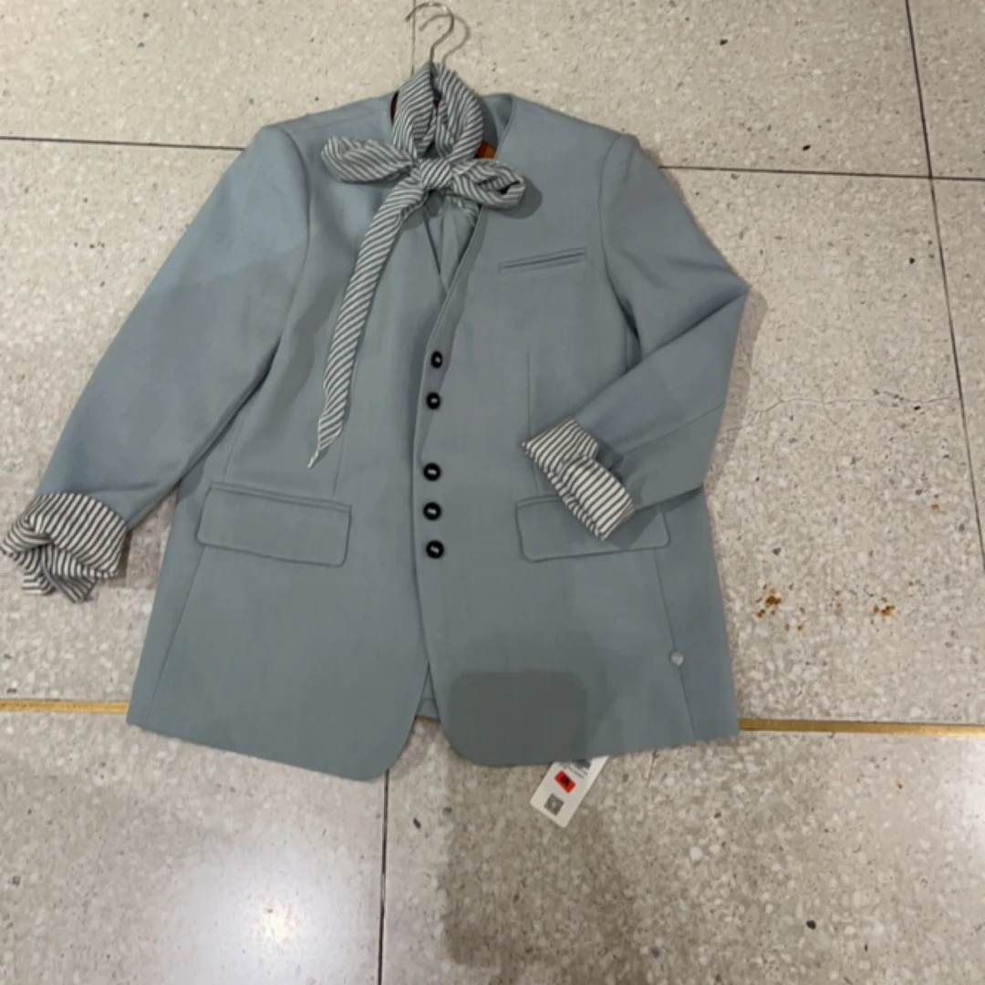 【门店同款】秋季盐貌似糖带丝巾单排扣西装