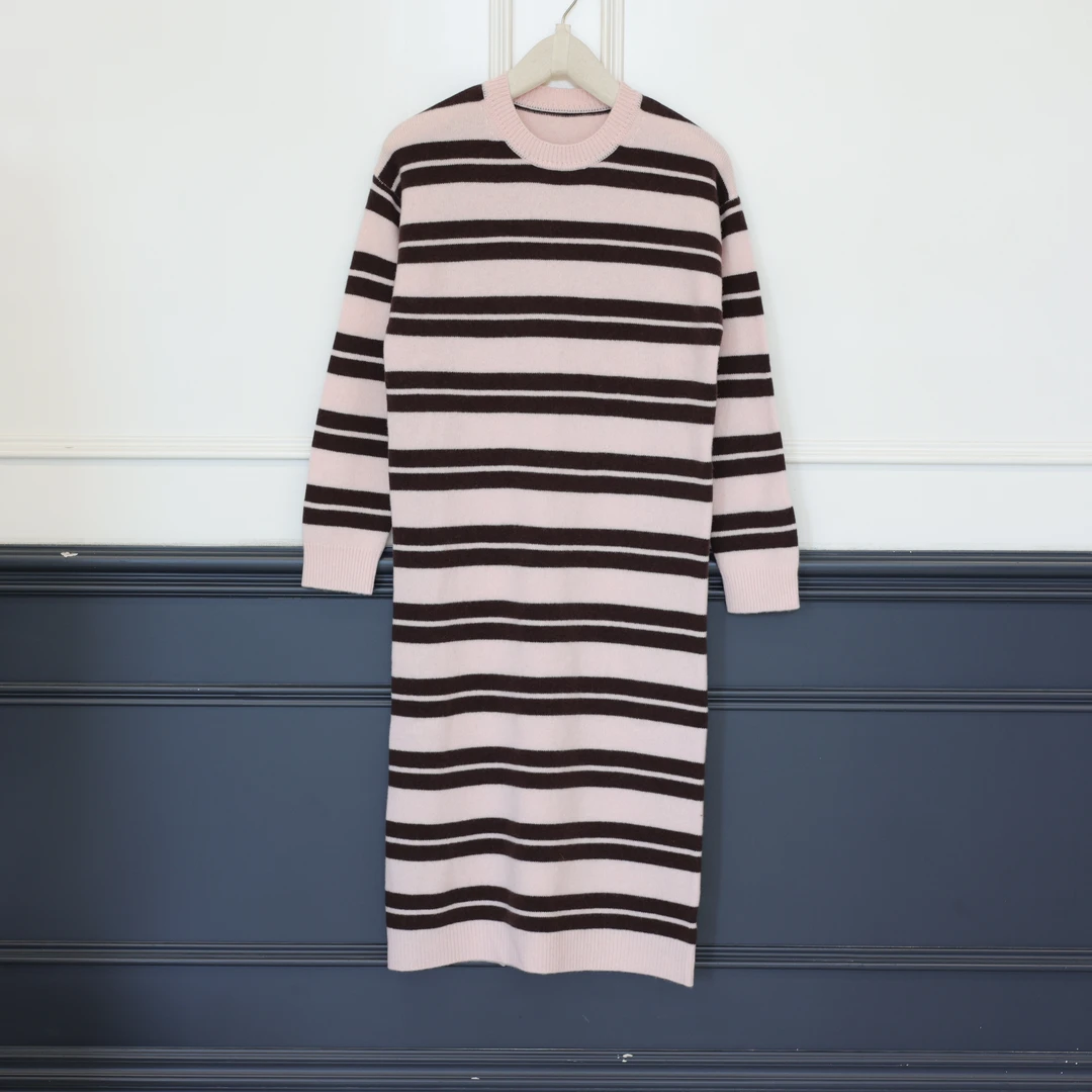 2509167【壁虎姐】GECKO秋冬新款 粉棕色条纹圆领宽松中长款连衣