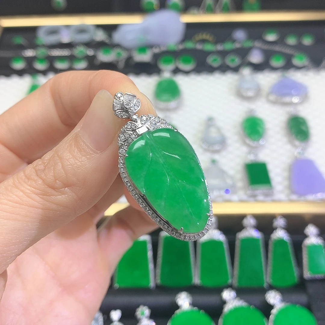 颈饰18K金镶嵌翡翠吊坠