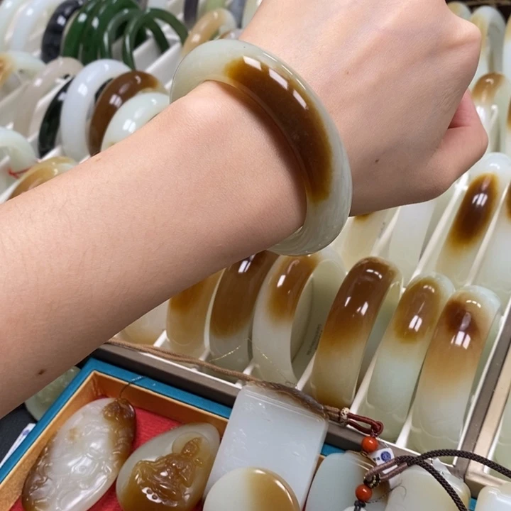 和田玉手镯未镶嵌