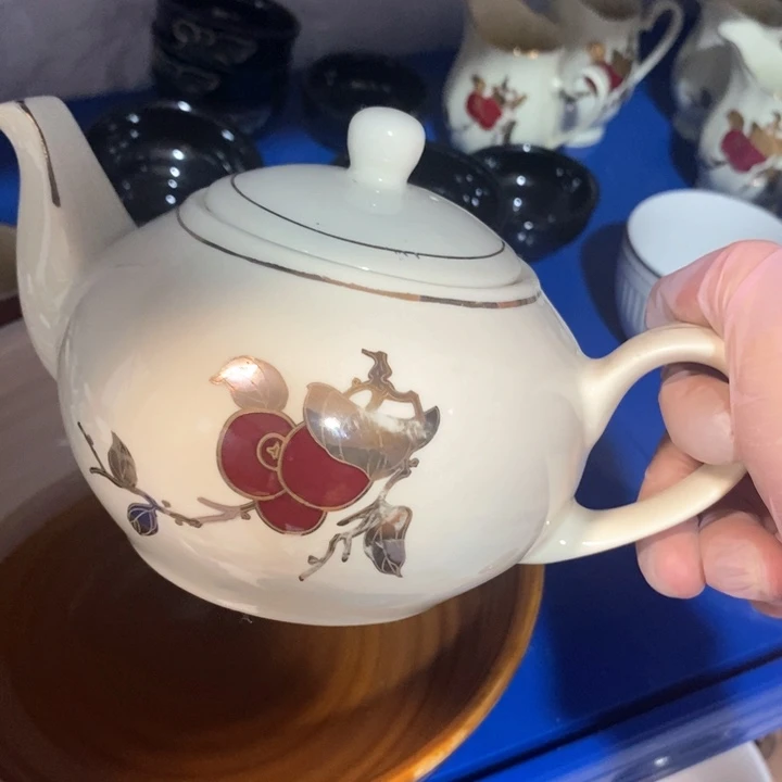瓷片如*陶瓷品春蕾红果雕金壶微瑕啊不退换