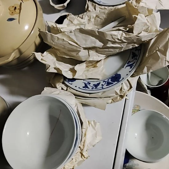 瓷片五厂，七厂各种摆件，瓷片，均有瑕疵！翡翠餐具25头！