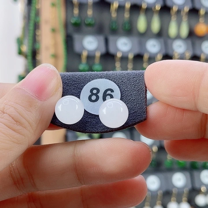 18K金镶嵌和田玉耳饰