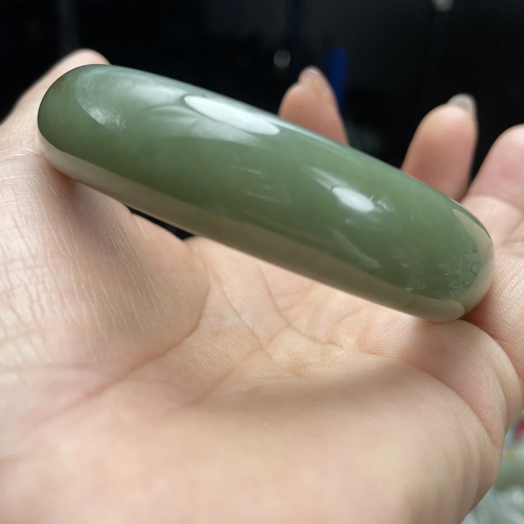 新疆和田玉手镯女款大宽条绿色且末绿玉镯子