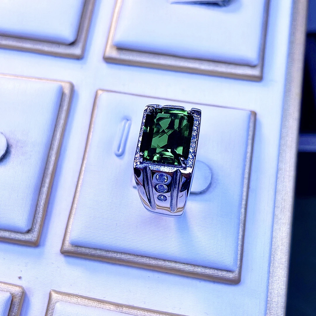 培育祖母绿925银镀金马鞍款男士戒指