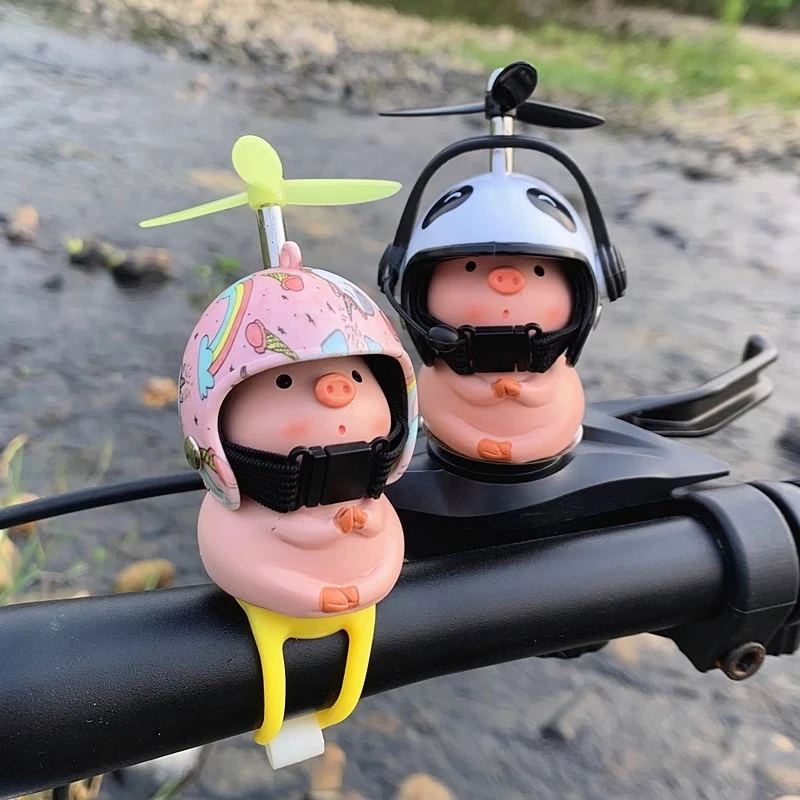 小猪自行车带头盔竹蜻蜓小黄鸭汽车载摆件电瓶车电动摩托车装饰品