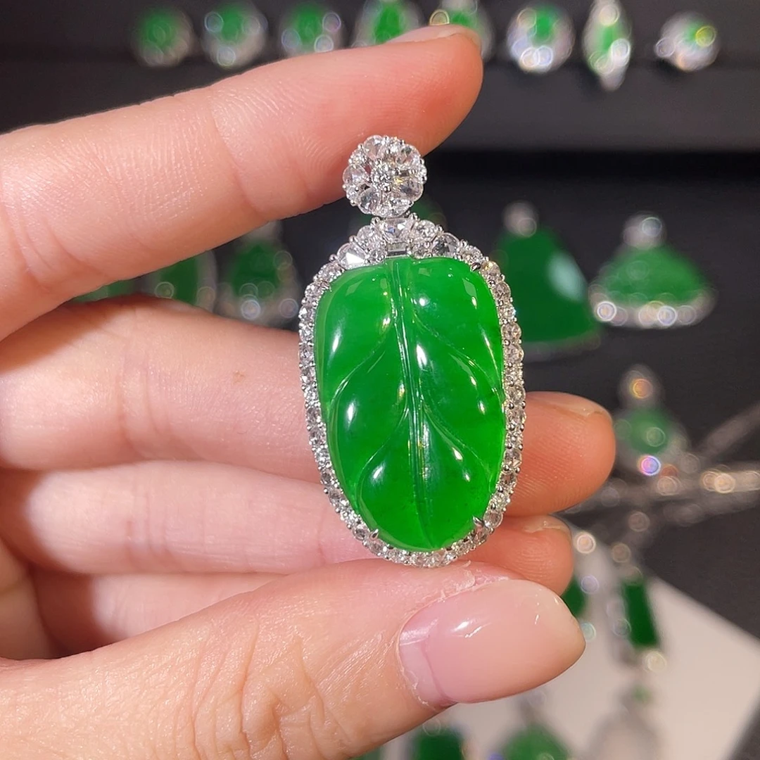 翡翠18K金镶嵌颈饰叶子吊坠