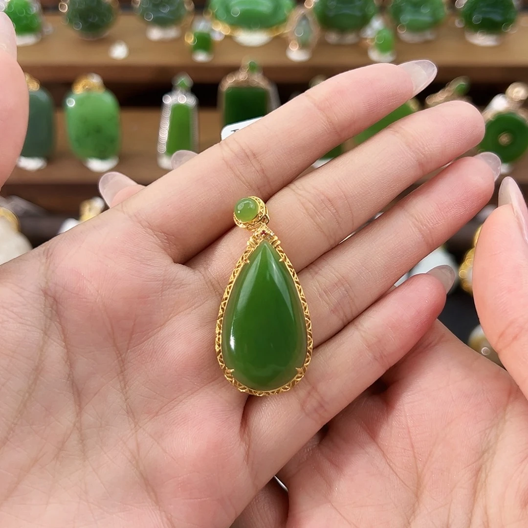 佛***佑和田玉18K金镶嵌吊坠(不含链)果绿水滴30mm