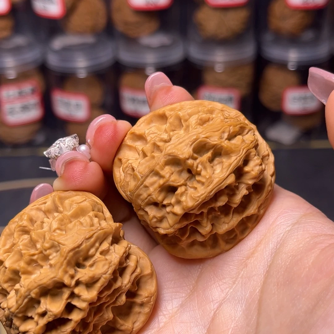 文玩核桃吊坠帝王狮子头43.8