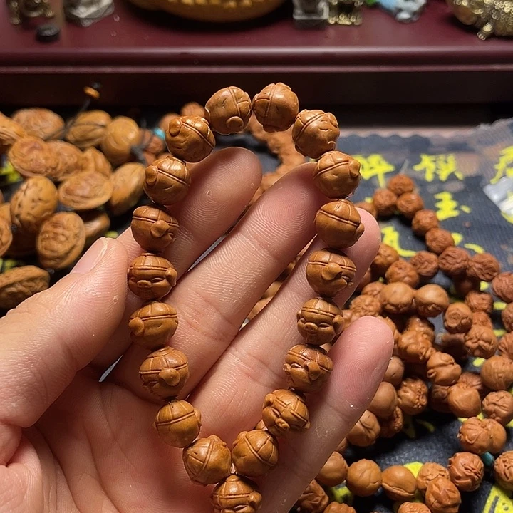 龙纹桃核雕刻福猪