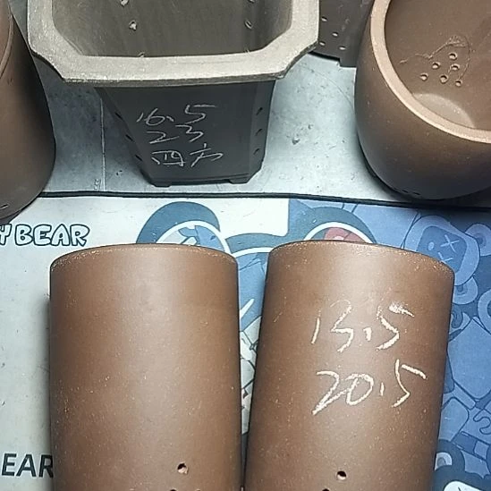 大笔筒两个紫砂花盆