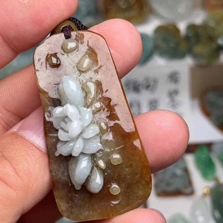 翡翠未镶嵌颈饰荷花