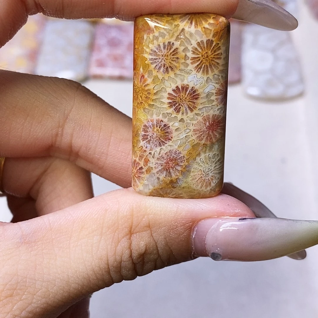 查罗石合金颈饰小*?