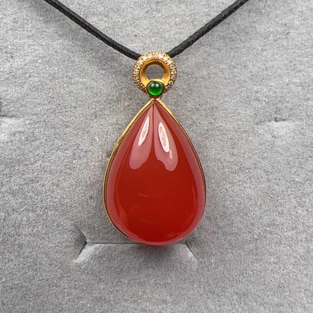 18K金镶嵌吊坠南红玛瑙